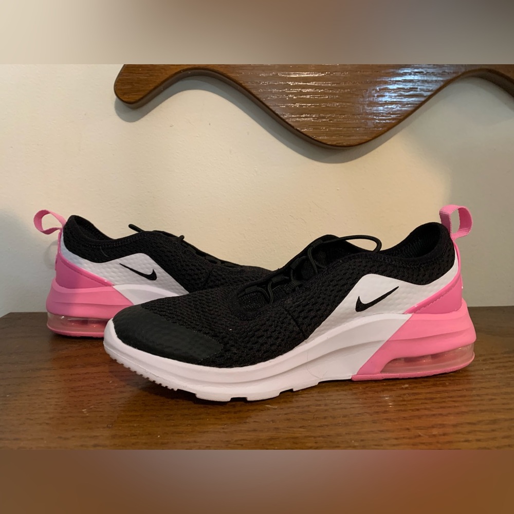 Youth Nike Air Shoes Size 2.5Y.